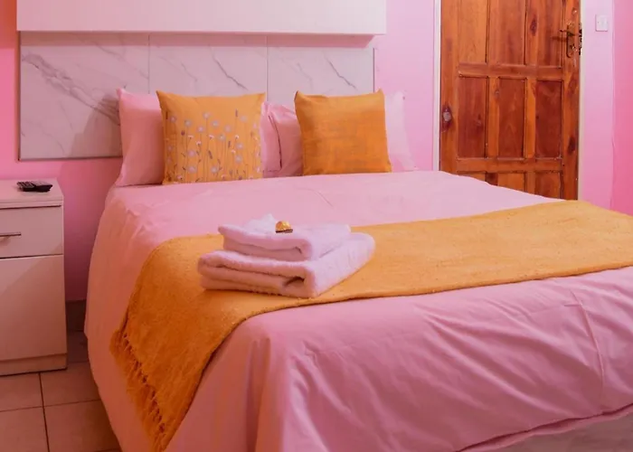 House - Sleeps 10 - Pool - Parking - Patio